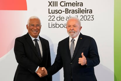 El primer ministro portugués, António Costa, saluda al brasileño Lula da Silva al inicio de la 13ª cumbre bilateral, que se ha celebrado este sábado 22 de abril en Lisboa. 