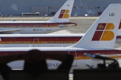 Un pasajero aguarda en una de las zonas de espera del aeropuerto de Madrid.