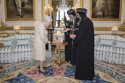 La reina Isabel recibe un regalo de Teodoro II durante su visita al castillo de Windsor el pasado mes de mayo.