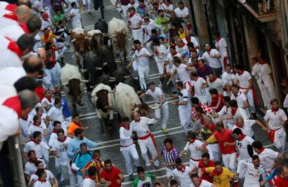 A las ocho de la mañana, tras los cantos de rigor a San Fermín, como cada día la manada ha salido de los corrales de Santo Domingo y lo ha hecho agrupada y encabezada por dos mansos.