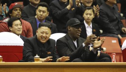 Kim Jong-un y Dennis Rodam, en la visita del exjugador de la NBA a Corea del Norte en febrero de 2013.