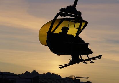 Silueta de un esquiador en un telesilla de una de las pistas donde se celebrarán las pruebas de esquí en Sochi.