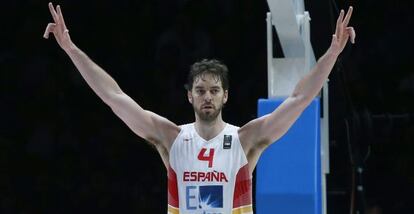 Pau Gasol, celebra una canasta