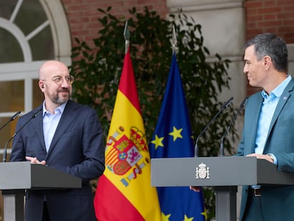 El presidente del Gobierno, Pedro Sánchez, a la derecha, y el del Consejo Europeo, Charles Michel, durante su comparecencia en el Palacio de La Moncloa.