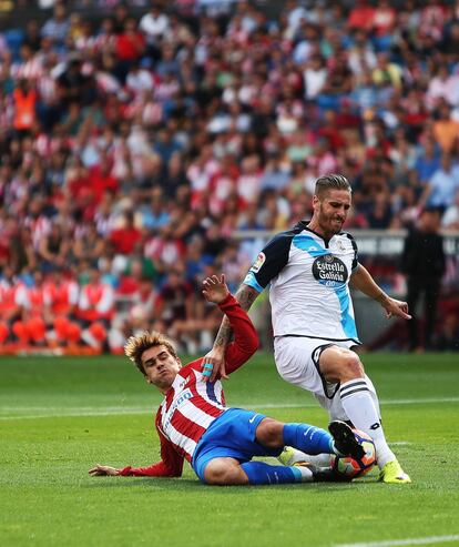 El delantero francés del Atletico de Madrid Griezmann (i) lucha por el balón.