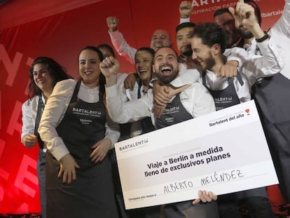 Alberto Mel&eacute;ndez celebra su designaci&oacute;n como ganador del concurso Bartalent junto al resto de participantes.