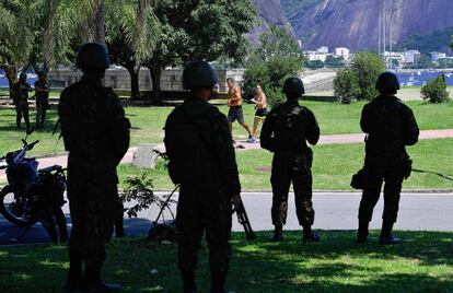 Militares patrulham o aterro do Flamengo, no Rio de Janeiro.