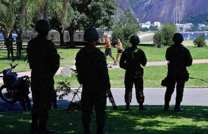 Militares patrulham o aterro do Flamengo, no Rio de Janeiro, no último sábado, um dia após a intervenção federal no Estado.