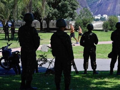 Militares patrulham o aterro do Flamengo, no Rio de Janeiro.