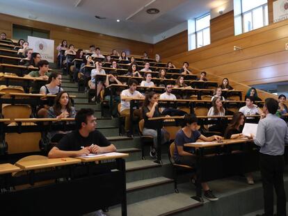 Un grupo de estudiantes, el 6 de junio de 2019 en el examen de Selectividad en la Complutense.