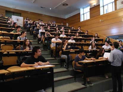 Un grupo de estudiantes, el 6 de junio en el examen de selectividad en la Complutense.