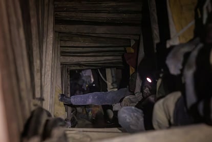 Mijnwerkers werken bij de ingang van een schacht in de Rubaya-coltanmijn, nabij de door M-23 bezette stad Rubaya, in het oosten van de Democratische Republiek Congo, 24 maart 2025.