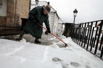 Un señor limpia una calle de Espinal (Navarra), el 13 de enero.