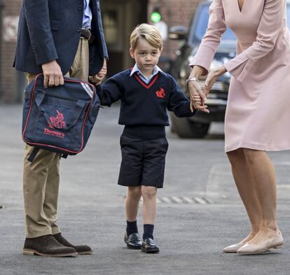 El hijo mayor de Guillermo de Inglaterra y Kate Middleton durante su primer día de colegio en el Thomas de Battersea, una escuela privada de lujo que cuesta al año unas 17.000 libras, el 7 de septiembre de 2017.