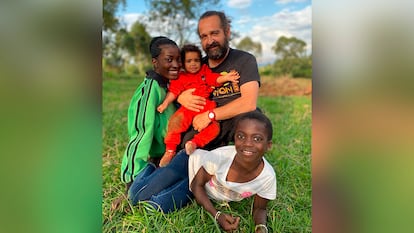 El veterinario Luis Flores y su familia, en la República Democrática del Congo. / ITSASO VÉLEZ DEL BURGO