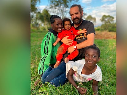 El veterinario Luis Flores y su familia, en la República Democrática del Congo. /  ITSASO VÉLEZ DEL BURGO