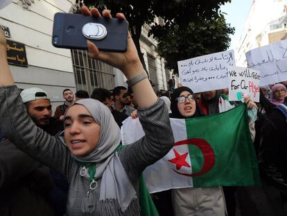 Estudiantes argelinos protestan contra un quinto mandato de Abdelaziz Buteflika.