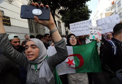 Estudiantes argelinos protestan contra un quinto mandato de Abdelaziz Buteflika.