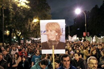 Decenas de miles de personas colapsan el centro de Madrid contra los recortes en enseñanza pública aprobados para este curso por el Gobierno regional.