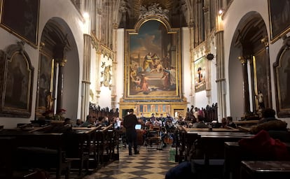 La Orquesta Barroca de Sevilla y el Ensamble Cisneros, en un ensayo en la Catedral de Toledo este jueves.