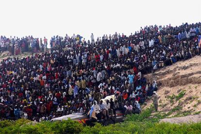 Miles de somalíes se sientan en una ladera para presenciar la ejecución del reo Abdulkader Mohamed Diriye.