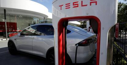 Un Tesla Model X carg&aacute;ndose, en S&iacute;dney (Australia).