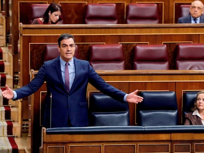 El presidente del Gobierno, Pedro Sánchez, contesta durante la sesión de control del Parlamento el 15 de abril.