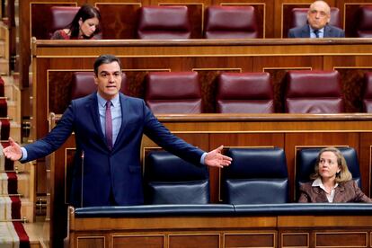 El presidente del Gobierno, Pedro Sánchez, contesta durante la sesión de control del Parlamento el 15 de abril.