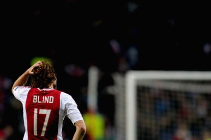 Blind, del Ajax, se lamenta tras una acción.