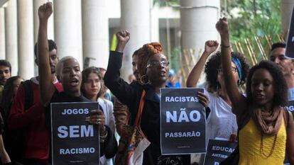 Manifestação na PUC-Rio contra o racismo nos jogos jurídicos. 