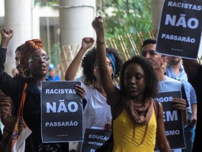 Manifestação na PUC-Rio contra o racismo nos jogos jurídicos. 