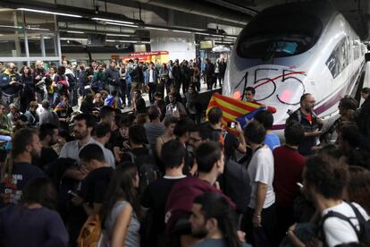 Varias decenas de manifestantes cortan las vías del AVE de la estación de Sants de Barcelona.