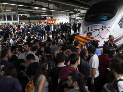 Varias decenas de manifestantes cortan las vías del AVE de la estación de Sants de Barcelona.