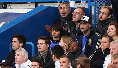 Mourinho en la grada después de su expulsión.