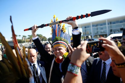 Bolsonaro exibe lança durante encontro com indígenas na quinta-feira na Praça dos Três Poderes.