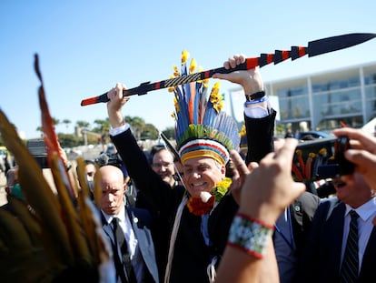 Bolsonaro exibe lança durante encontro com indígenas na quinta-feira na Praça dos Três Poderes.