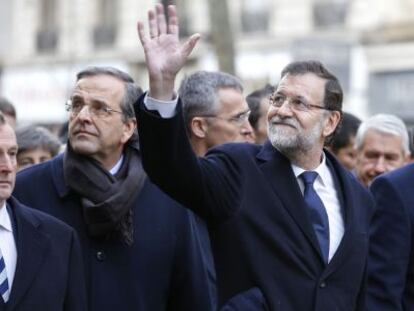 Rajoy (centro), junto a Samar&aacute;s y Cameron en la marcha francesa.