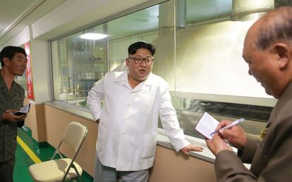 Kim Jong Un visita una fábrica de producción de harina de patata en el condado de Samjiyon. 