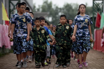 Niños marchando durante un entrenamiento en el campamento militar de verano.