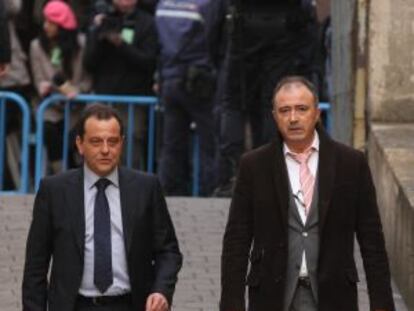 El fiscal Horrach, a la izquierda de la imagen, llegando a los juzgados de Palma.
