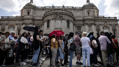 Largas colas para acceder en la Basílica de Santa María la Mayor en Roma, donde se encuentra la tumba de Papa Francisco, este domingo.