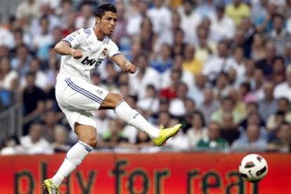 Cristiano remata a puerta en el partido de Liga de septiembre pasado, en el Bernabéu, frente a Osasuna.