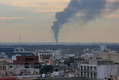 Una columna de humo sobre Trípoli tras los bombardeos de las fuerzas de Hafter, el pasado enero. 
