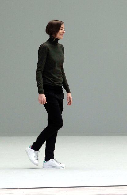 Phoebe Philo fue una de las grandes valedoras de las Stan Smith cuando empezó a calzarlas. En la foto, su paseo en la pasarela de la Paris Fashion Week en marzo de 2011.