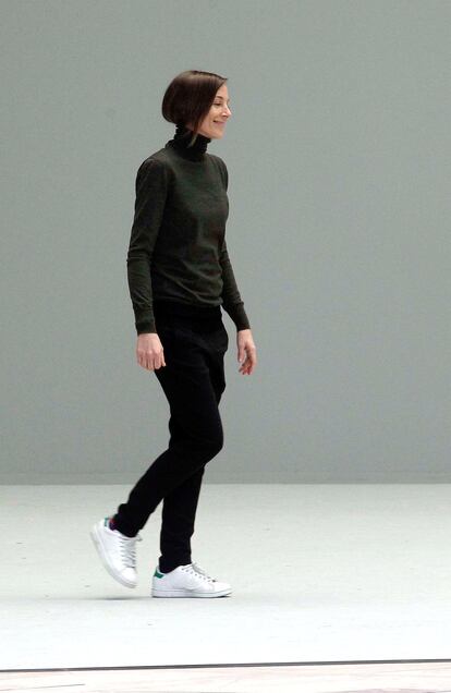 Phoebe Philo fue una de las grandes valedoras de las Stan Smith cuando empezó a calzarlas. En la foto, su paseo en la pasarela de la Paris Fashion Week  en marzo de 2011.