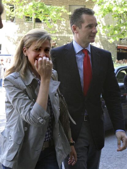 La infanta Cristina y su marido, Iñaki Urdangarín, a su llegada al hospital Clínic de Barcelona, donde está ingresado don Juan Carlos.