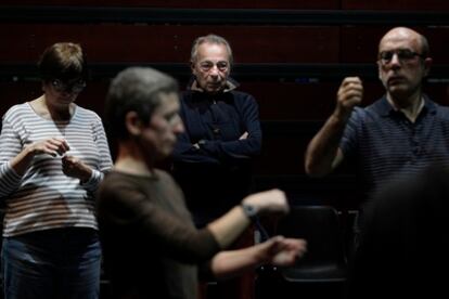 José Luis Gómez, al fondo, junto a los alumnos asistentes al taller.