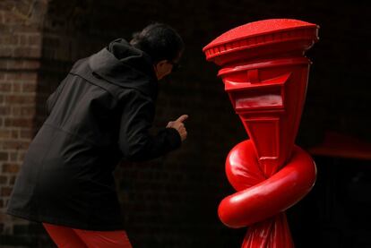 Una mujer observa la escultura 'Alphabetti spaghetti', creada por Alex Chinneck para el KCAW20 Public Art Trail, en Londres (Reino Unido), el 3 de octubre. El país ha registrado en las últimas horas al menos 12.872 contagios y 49 muertes de la covid-19, con lo que el número total de casos de la enfermedad llegan a 480.017 desde el comienzo de la pandemia, según datos divulgados este domingo por el Gobierno.