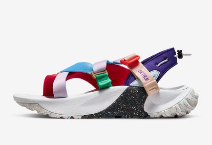 Con el slogan “Be True” bordado en uno de sus laterales y su diseño multicolor, estas sandalias de Nike rinden homenaje a la comunidad LGBTQIA+ y están confeccionadas para acompañarte en todas tus aventuras.