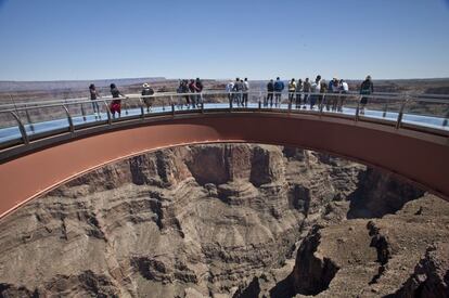 Es quizás uno de los miradores con suelo de cristal más famosos del mundo. El Grand Canyon Skywalk (www.grandcanyonskywalk.com), en Arizona (EEUU), se alza a 1.219 metros del suelo. Abajo fluye el río Colorado.